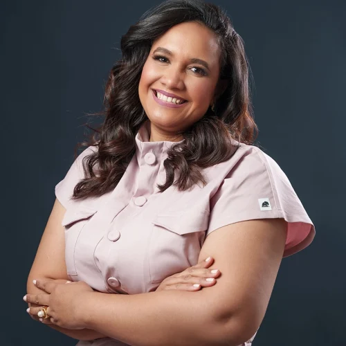 "Retrato profesional de la Dra. Ramili Paulino, mastóloga certificada con años de experiencia ayudando a pacientes en la República Dominicana."